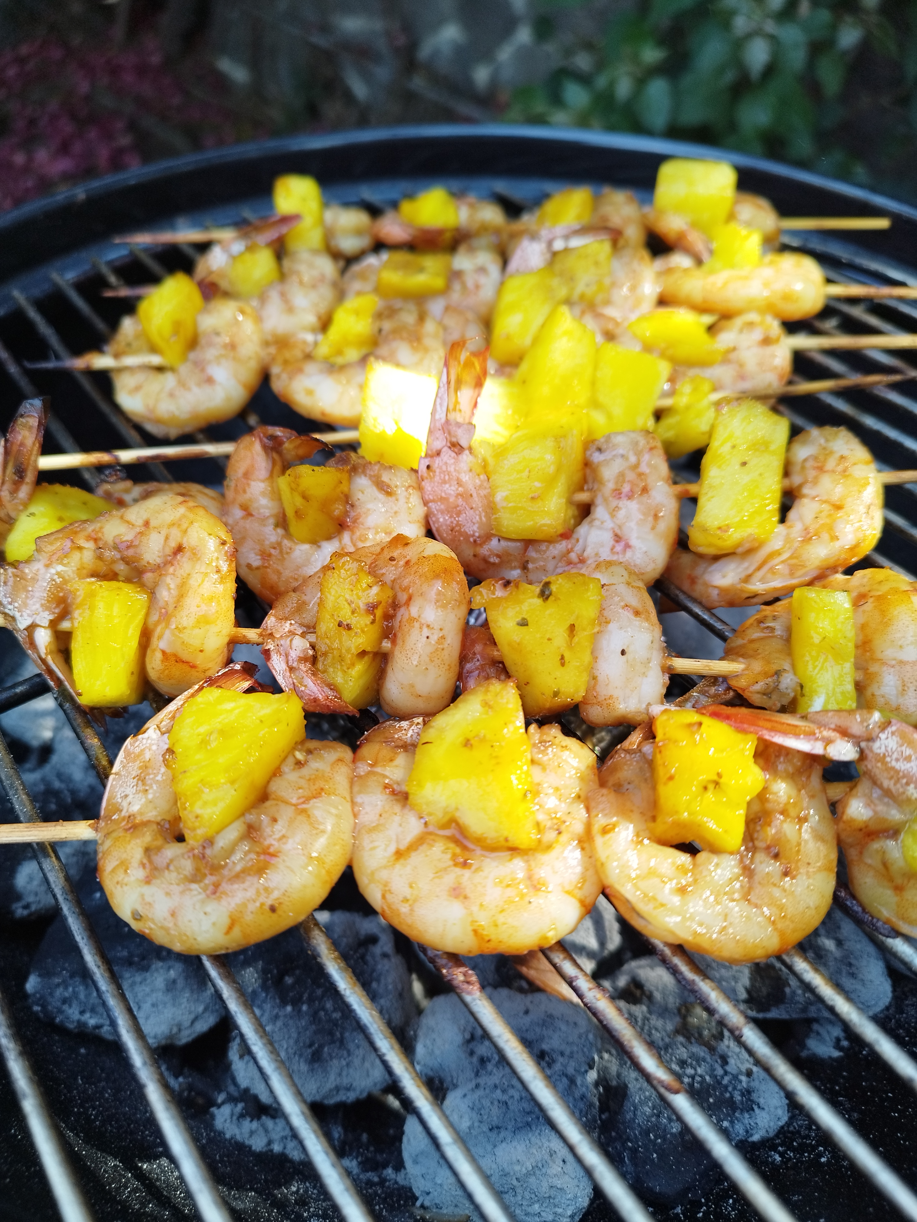 Brochetas de camarón con pina