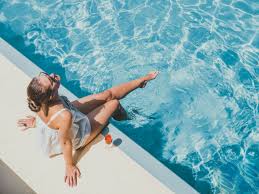 Finde En La Piscina