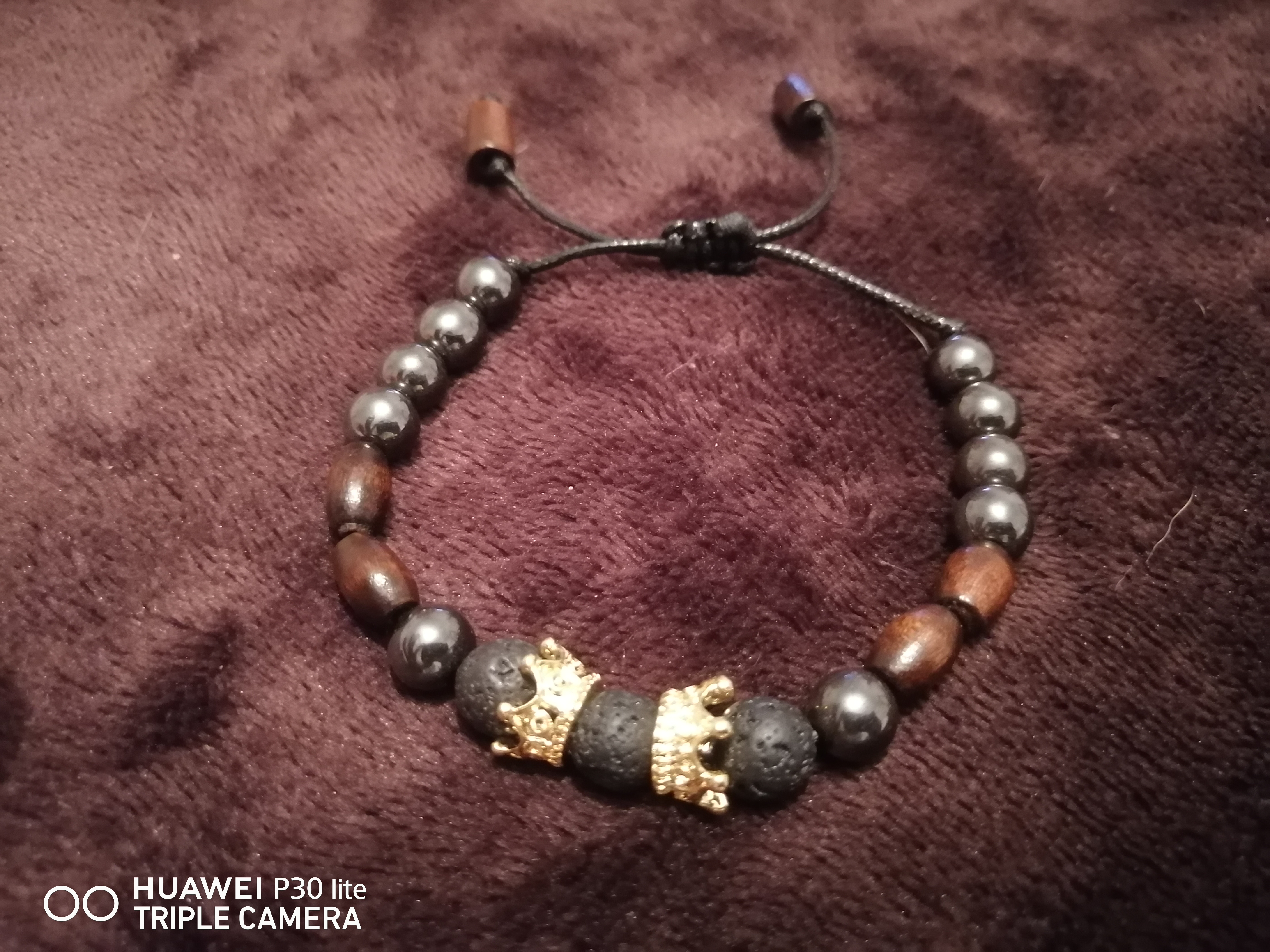 Piedra volcanica con coronas