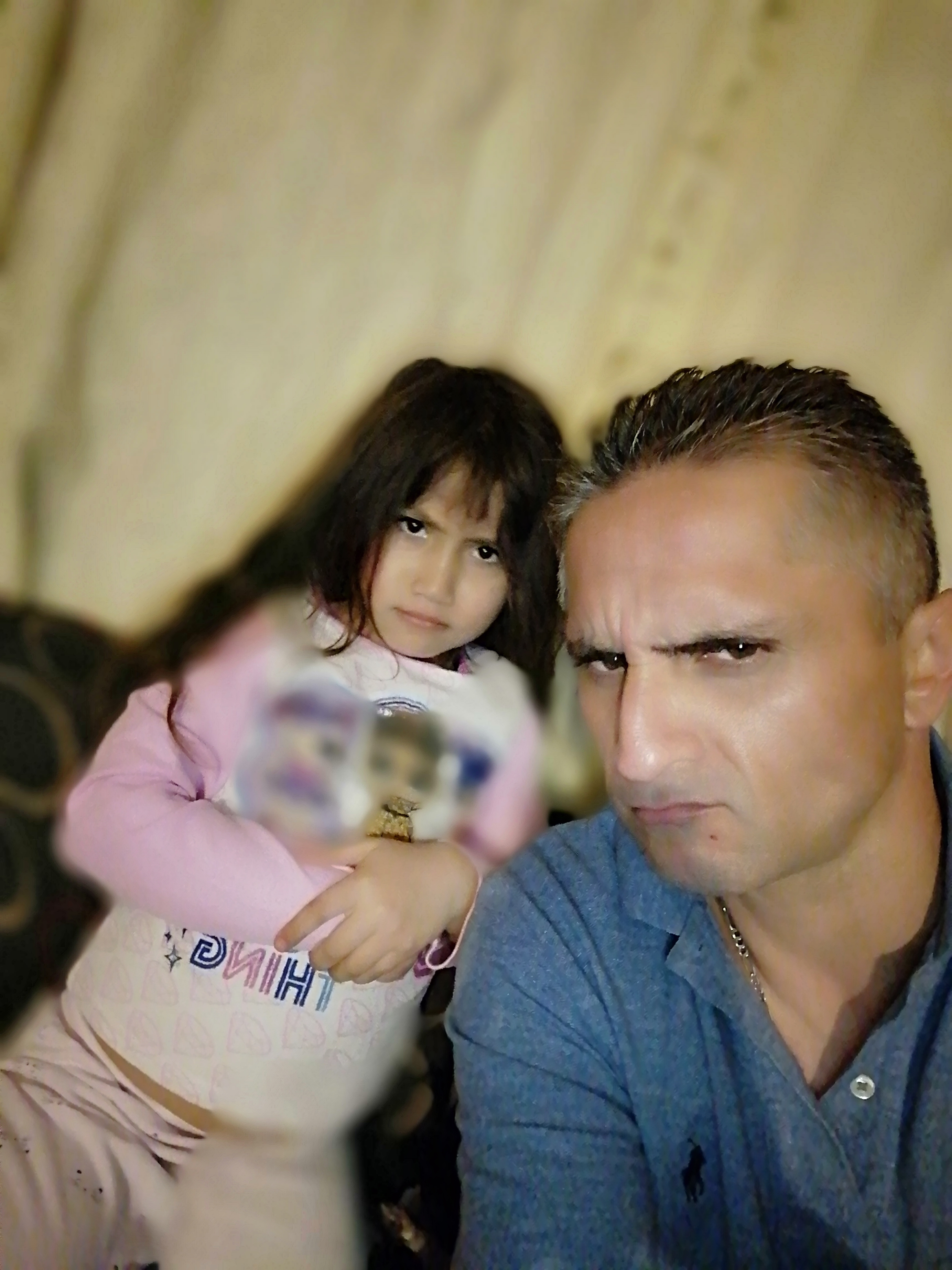 Enojados y nos caemos cal