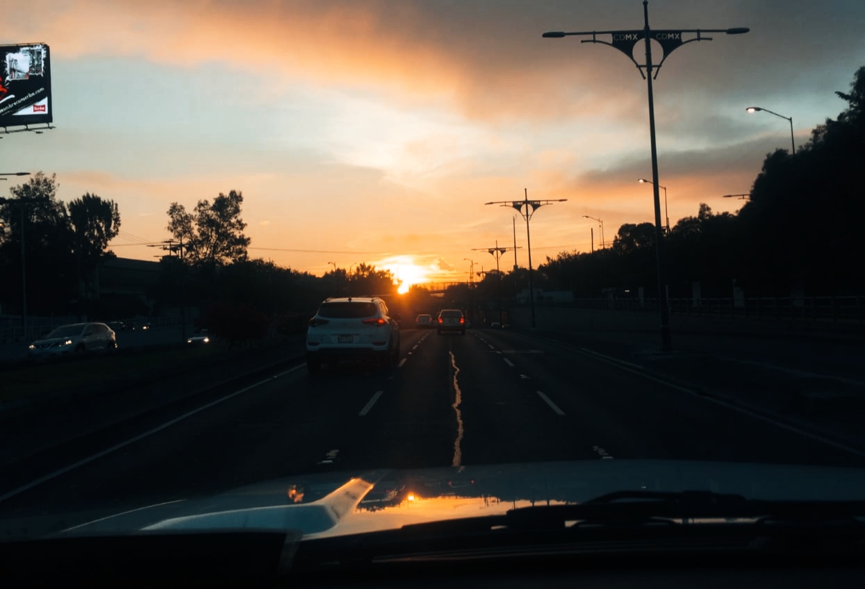 Conduciendo al atardecer
