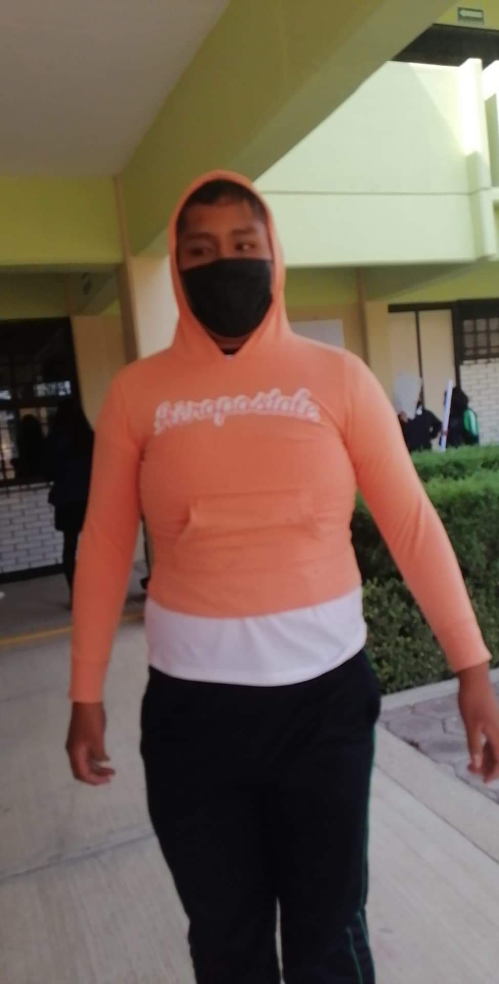 Prude con suéter pequeño