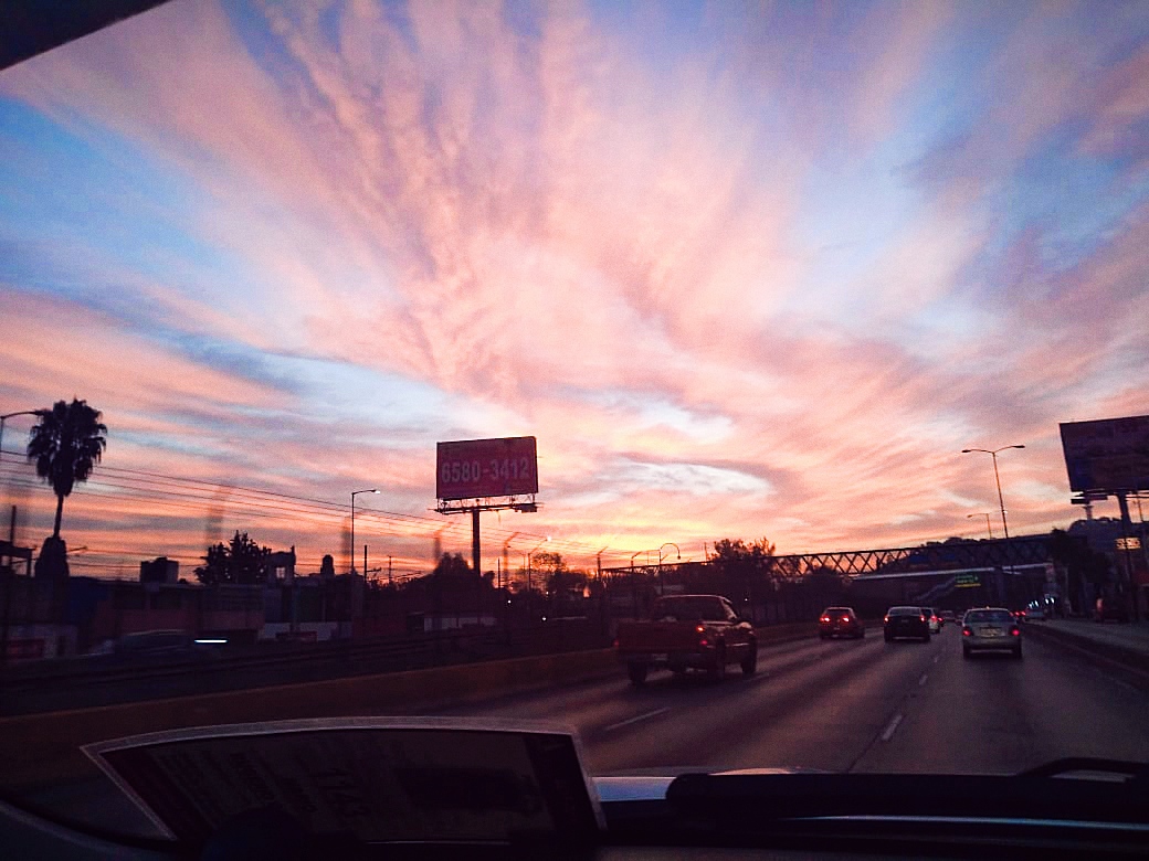Urbe, cielo y asfalto.