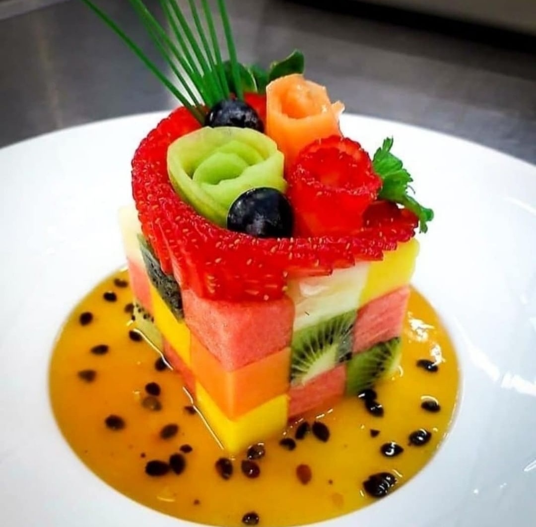 Coctel de frutas sobre cama de salsa de maracuya