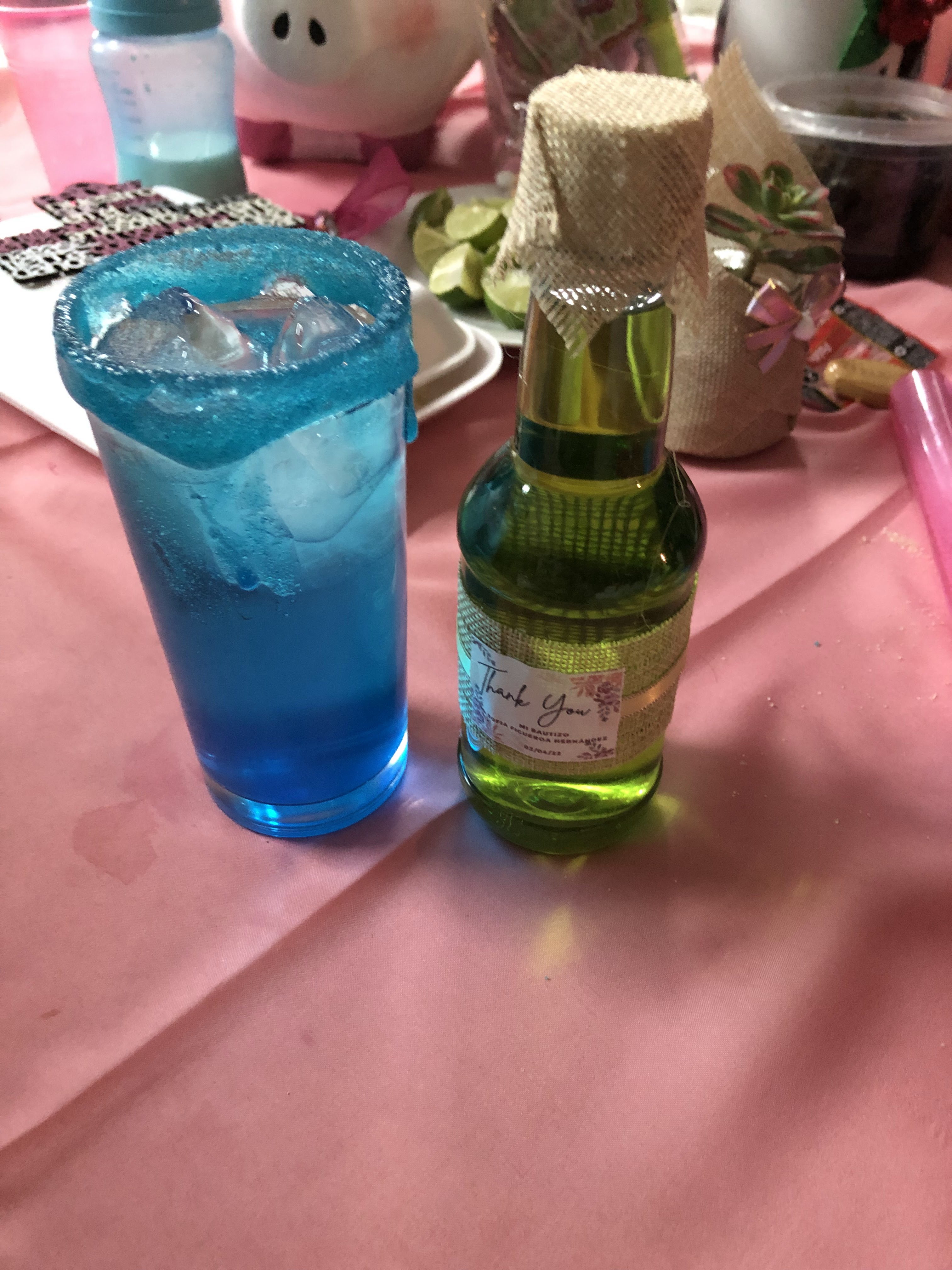 Una bebida pitufo y chiva