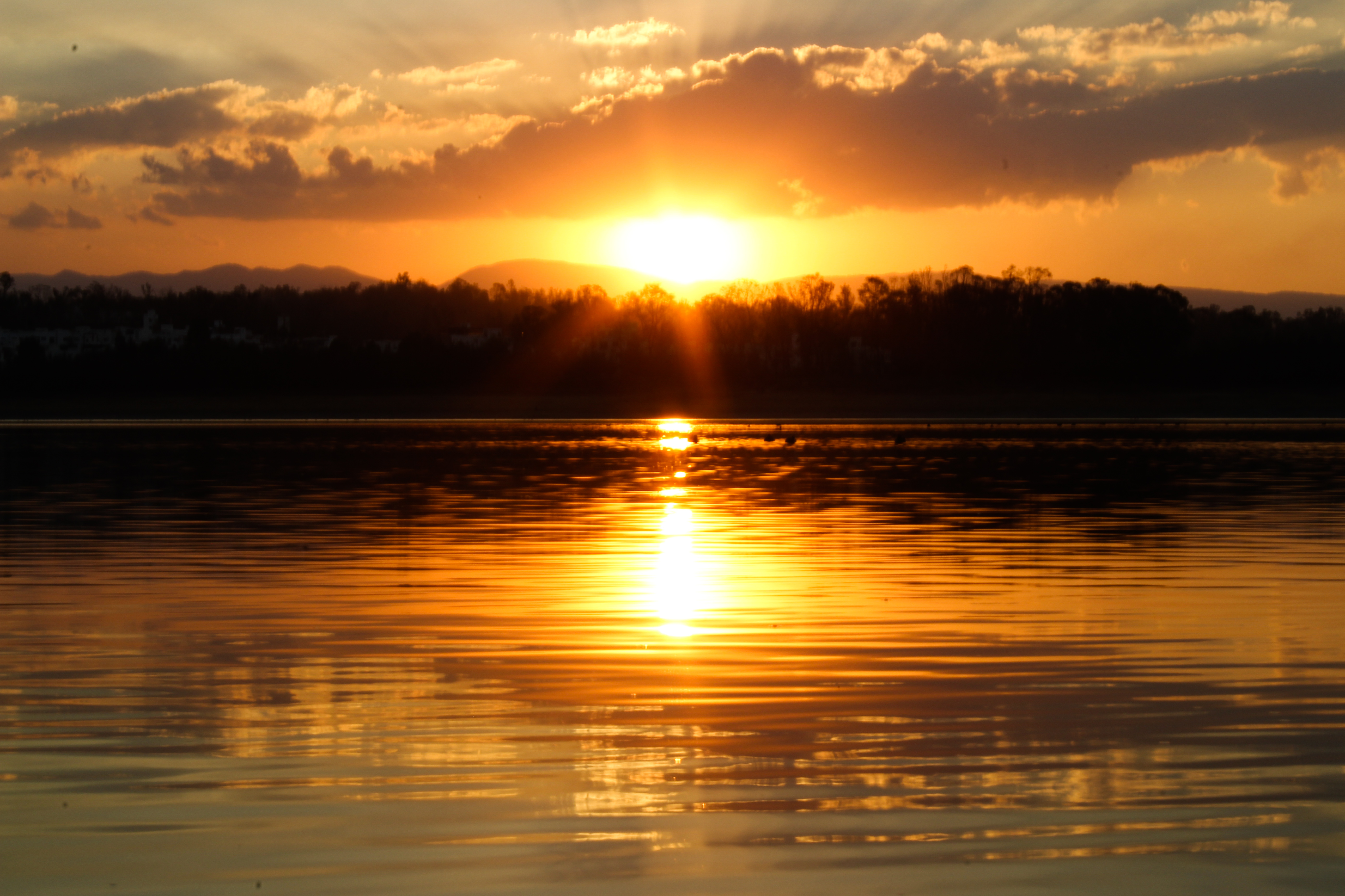 Atardecer sobre el lago