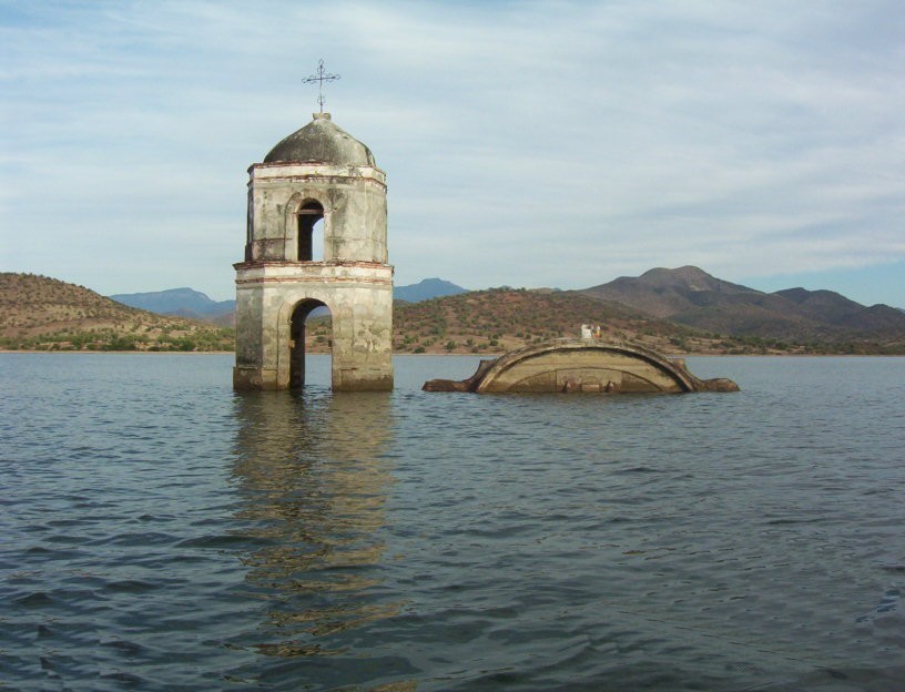 La iglesia sumergida en una presa