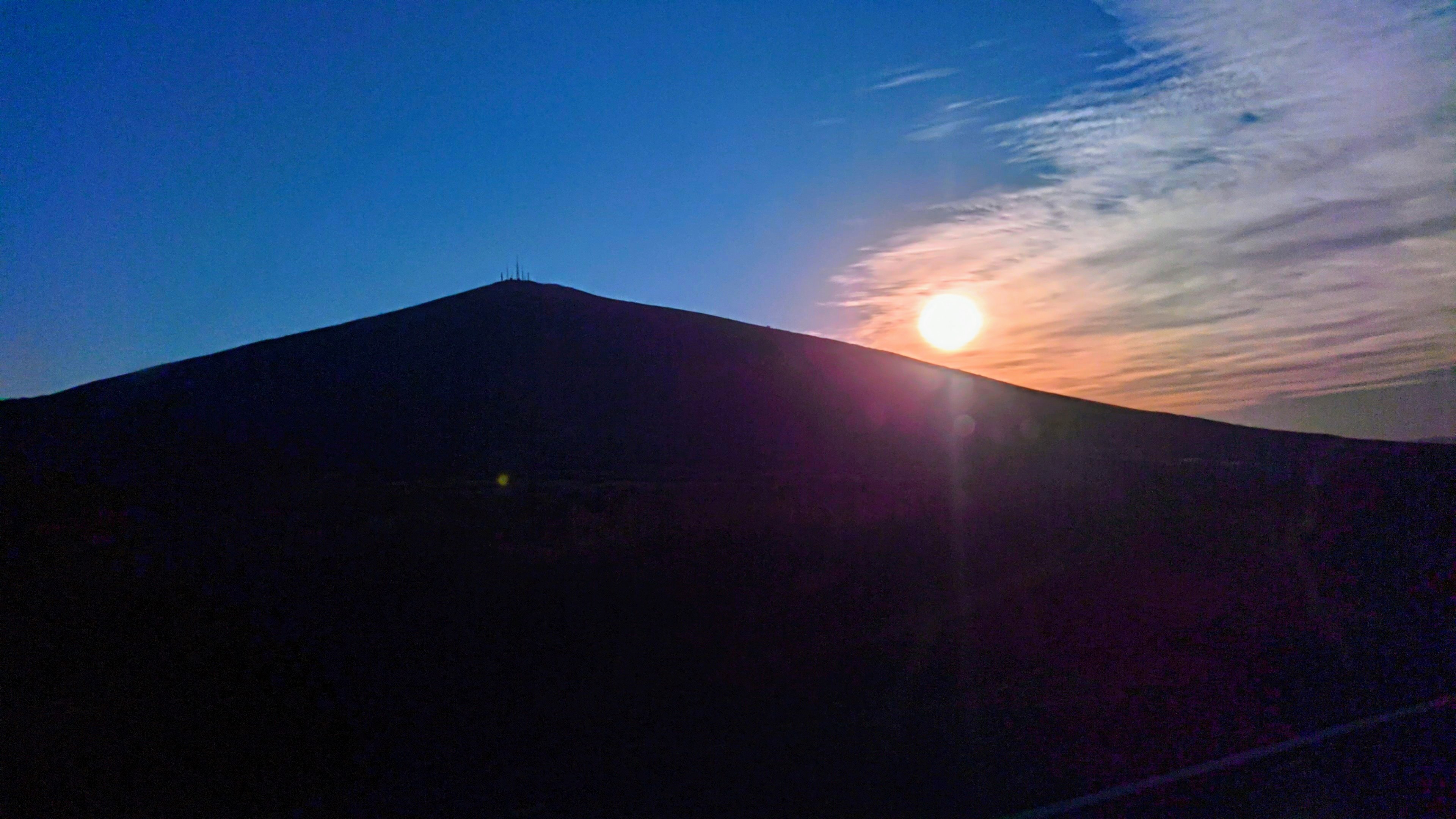 El sol entre cerros