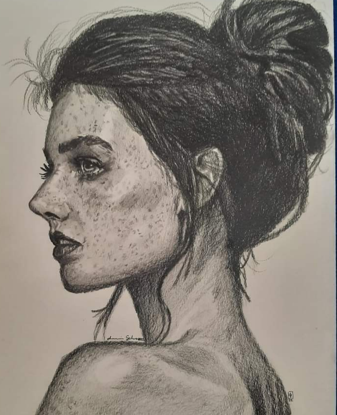 Mujer joven 3/4 de perfil