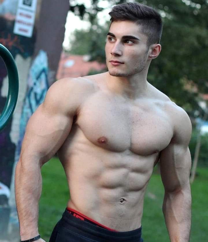 Hombre musculoso y guapo