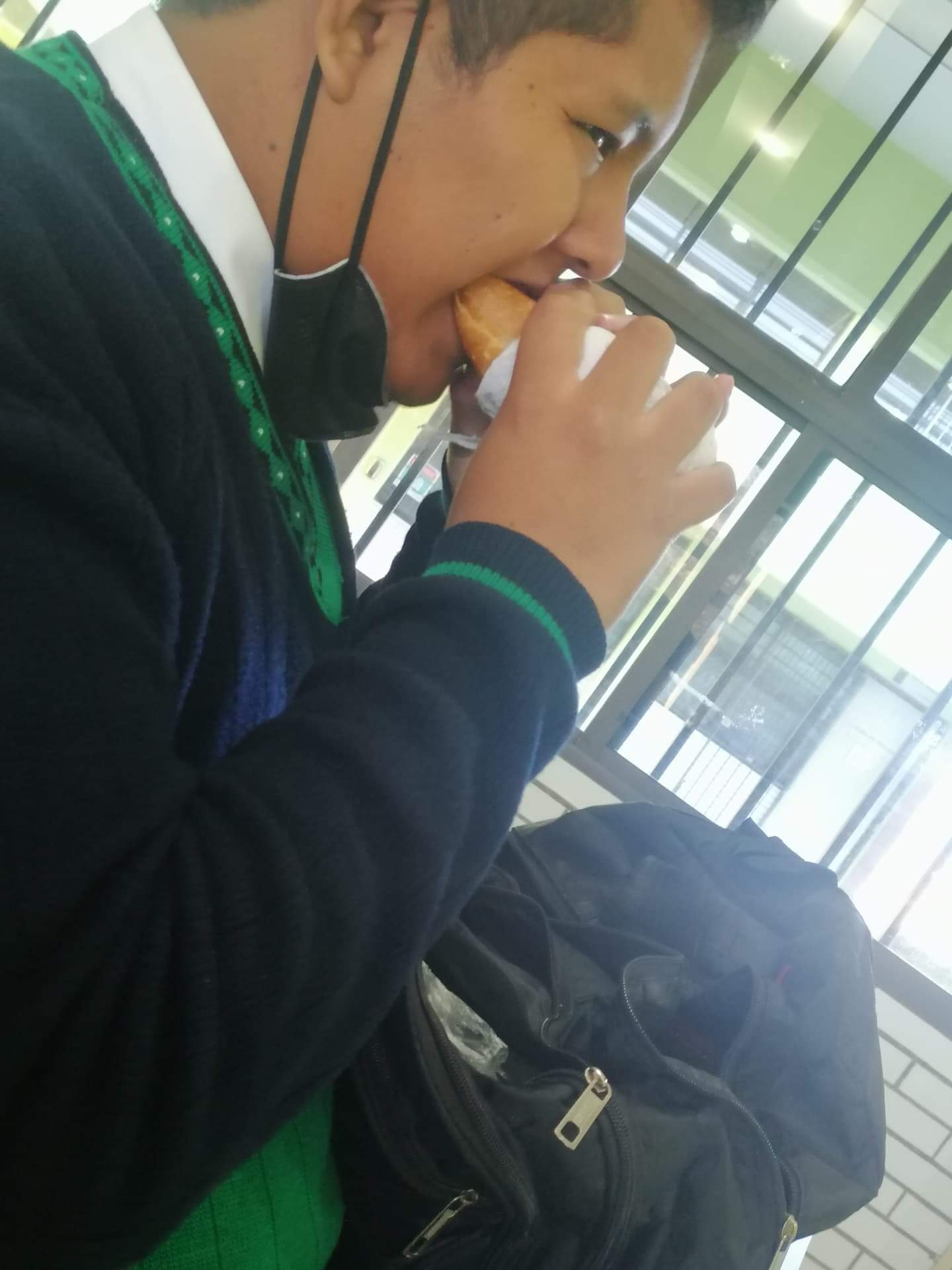 Prude comiendo